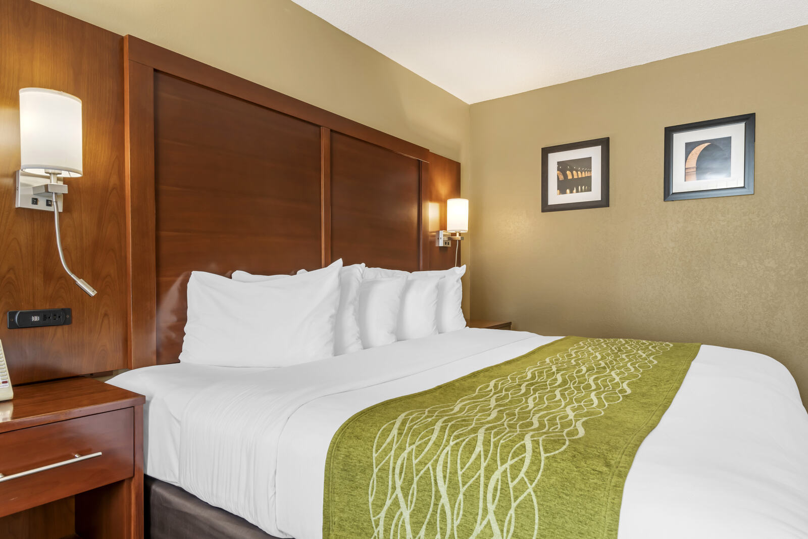 Top floor king room with sofabed, Comfort Inn Bloomington